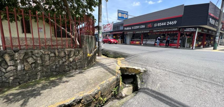 acera en el centro de desamparados 